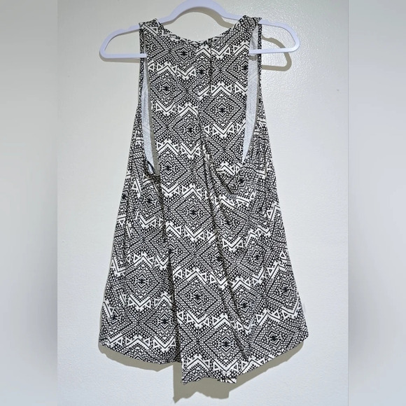 ✨️4/$20. NWT WILLOW & CLAY Sleeveless Aztec Print Open Back Blouse, M - Picture 4 of 11